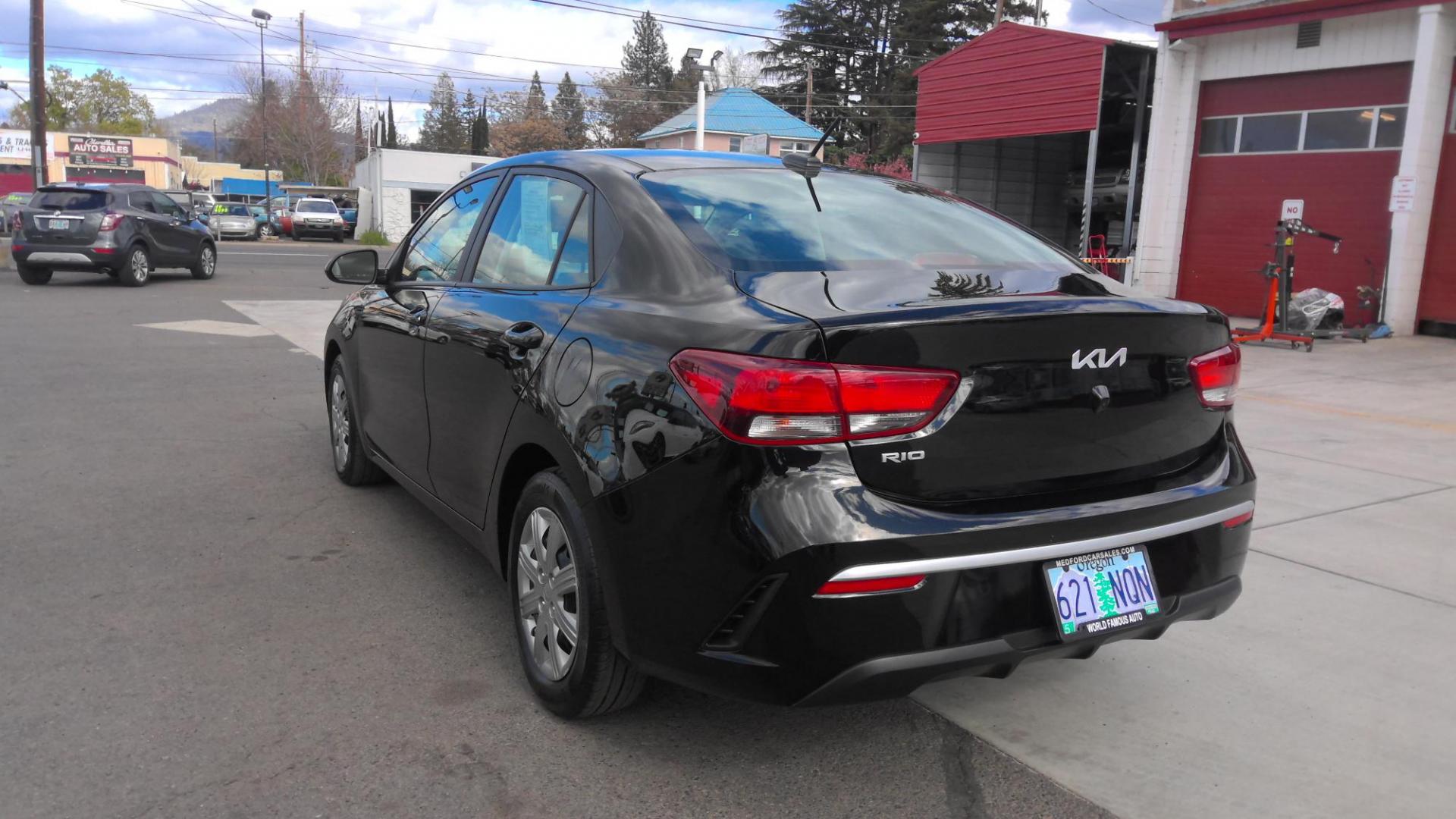 2022 BLACK Kia Rio LX (3KPA24ADXNE) with an 1.6L L4 DOHC 16V engine, 6A transmission, located at 502 S. Riverside Avenue, Medford, OR, 97501, (541) 773-3136, 42.322803, -122.867477 - Photo#3