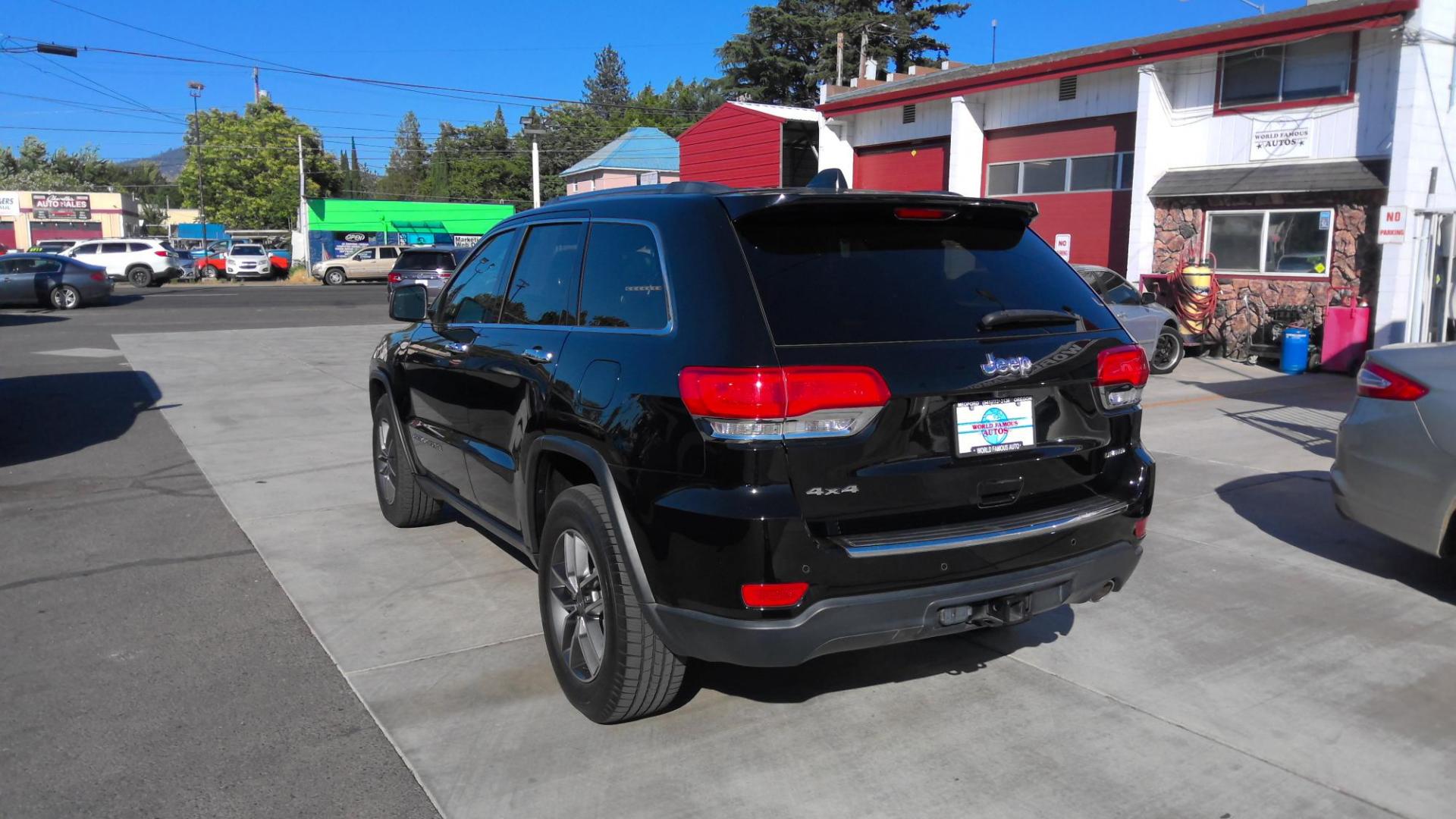 2019 BLACK Jeep Grand Cherokee Limited 4WD (1C4RJFBG6KC) with an 3.6L V6 DOHC 24V engine, 8A transmission, located at 502 S. Riverside Avenue, Medford, OR, 97501, (541) 773-3136, 42.322803, -122.867477 - Photo#4