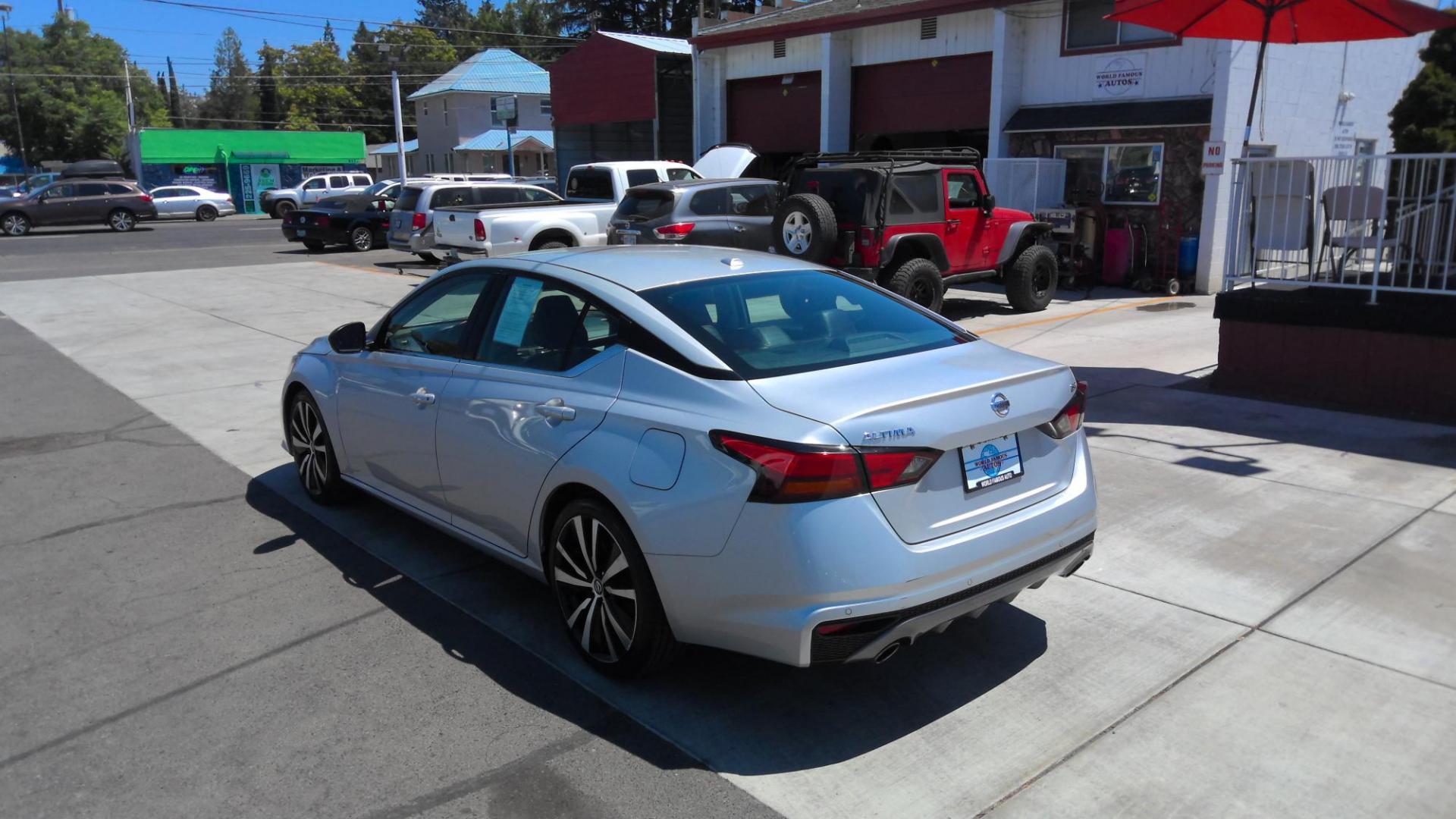 2020 SILVER Nissan Altima 2.5 SR (1N4BL4CV1LC) with an 2.5L L4 DOHC 16V engine, CVT transmission, located at 502 S. Riverside Avenue, Medford, OR, 97501, (541) 773-3136, 42.322803, -122.867477 - Photo#3