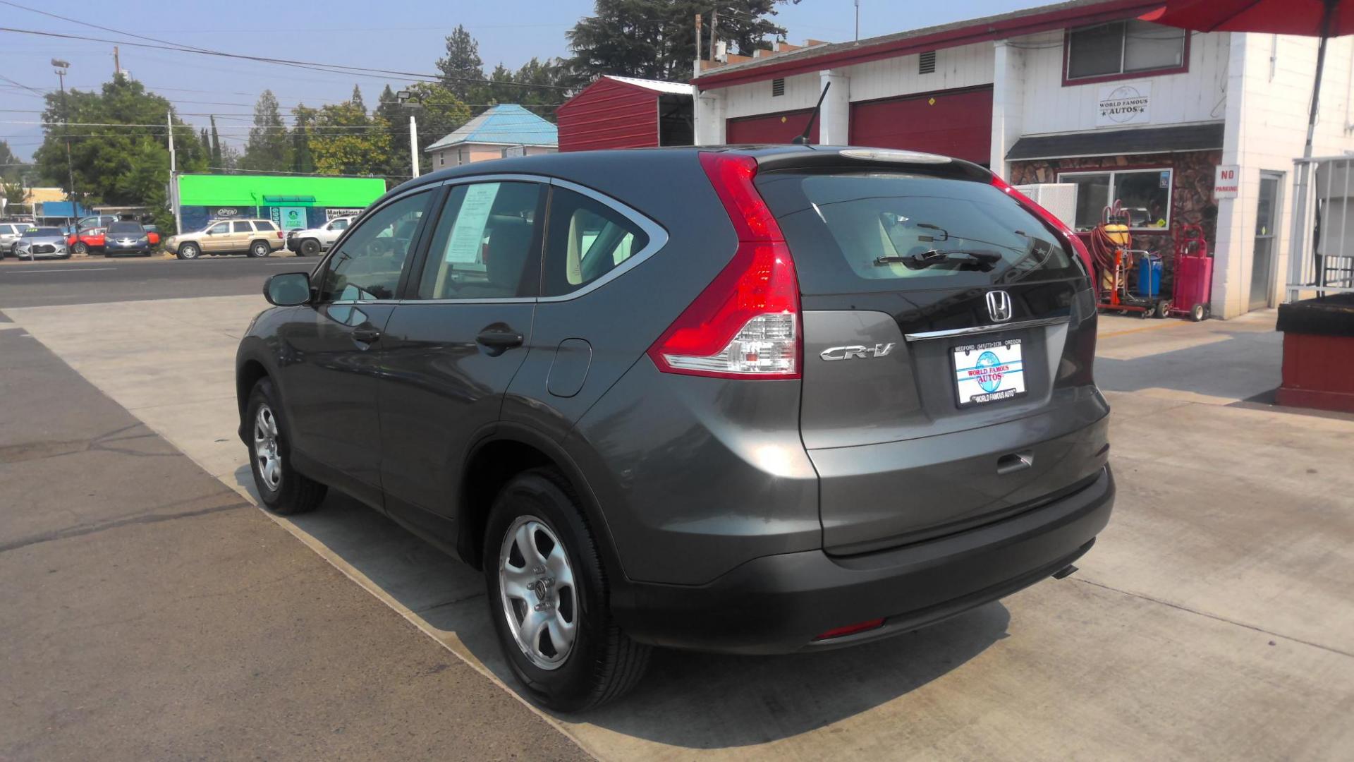 2013 GRAY Honda CR-V LX 2WD 5-Speed AT (3CZRM3H3XDG) with an 2.4L L4 DOHC 16V engine, 5-Speed Automatic transmission, located at 502 S. Riverside Avenue, Medford, OR, 97501, (541) 773-3136, 42.322803, -122.867477 - Photo#3