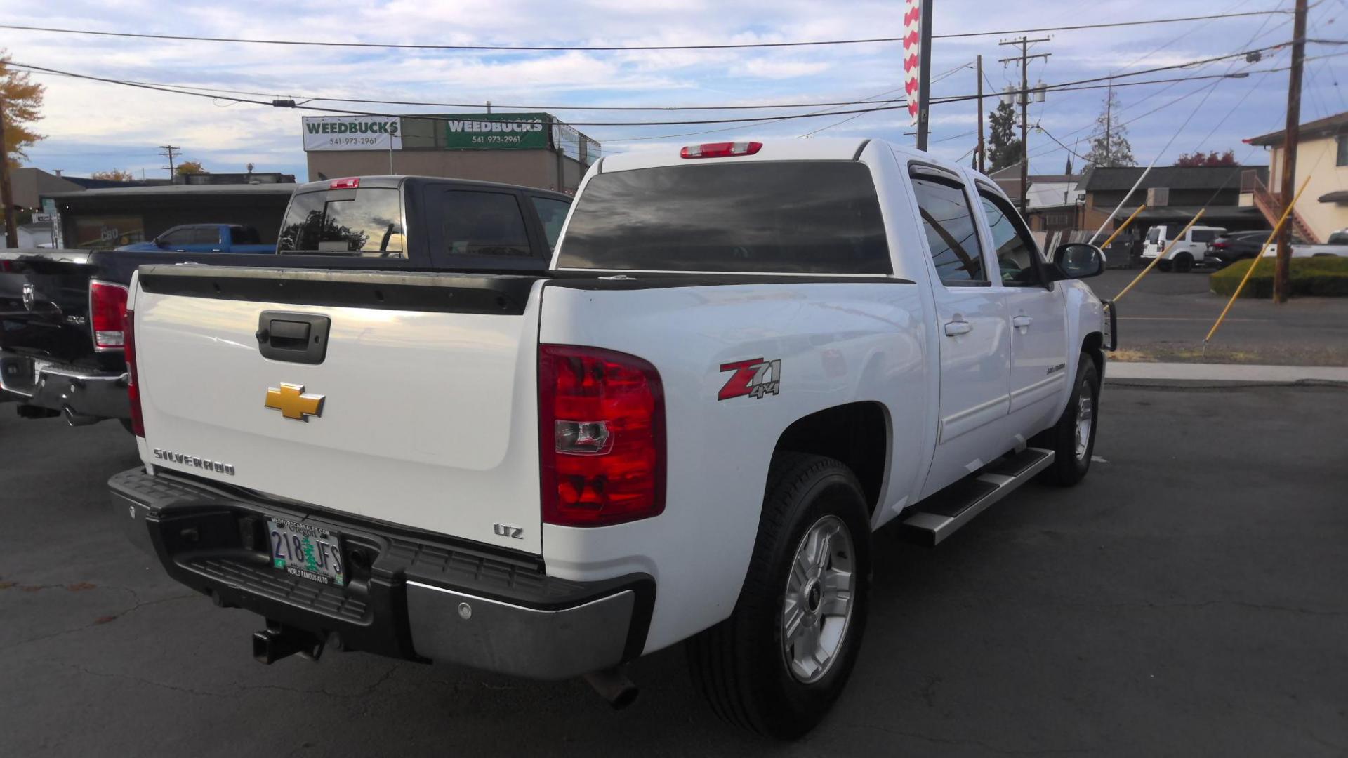 2013 WHITE Chevrolet Silverado 1500 LTZ Crew Cab 4WD (3GCPKTE74DG) with an 5.3L V8 OHV 16V FFV engine, 6-Speed Automatic transmission, located at 502 S. Riverside Avenue, Medford, OR, 97501, (541) 773-3136, 42.322803, -122.867477 - Photo#2