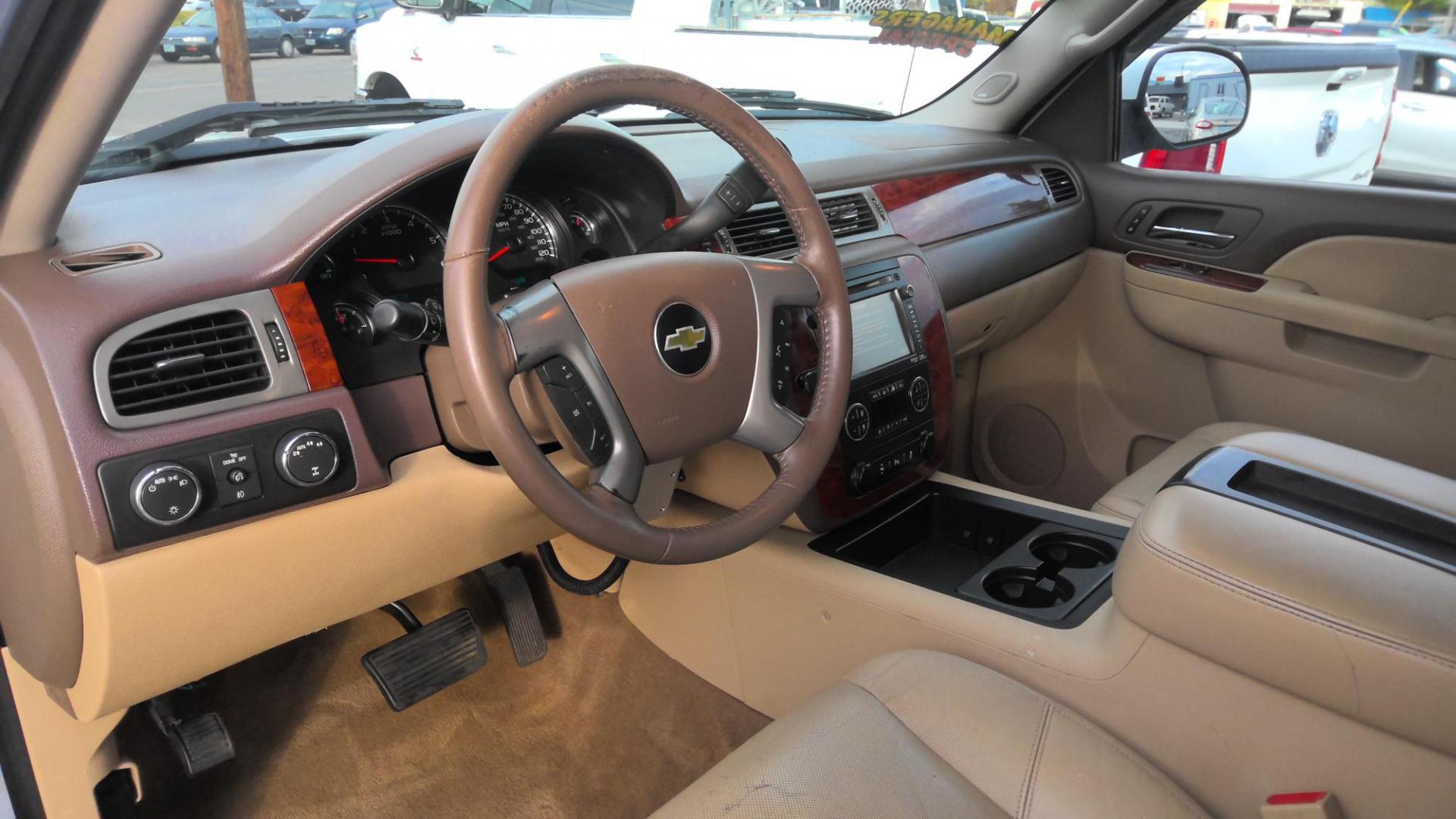 2013 WHITE Chevrolet Silverado 1500 LTZ Crew Cab 4WD (3GCPKTE74DG) with an 5.3L V8 OHV 16V FFV engine, 6-Speed Automatic transmission, located at 502 S. Riverside Avenue, Medford, OR, 97501, (541) 773-3136, 42.322803, -122.867477 - Photo#4