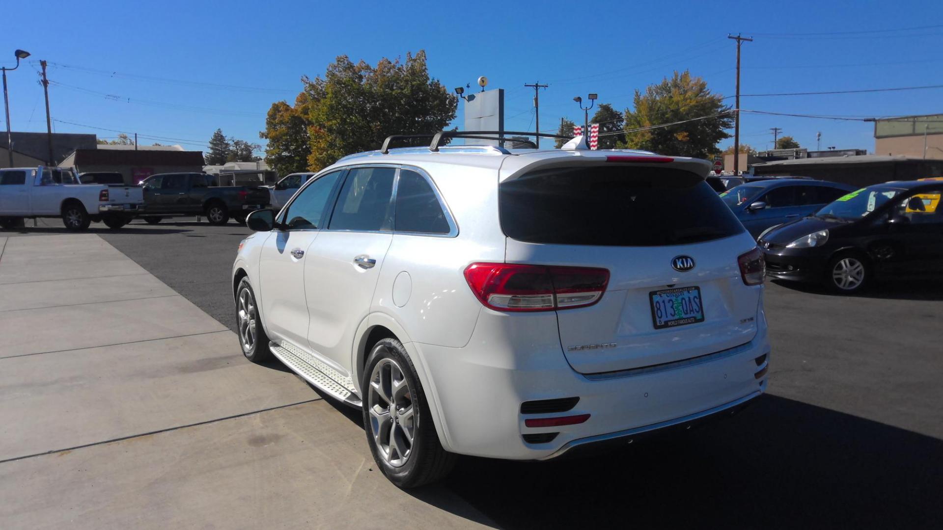 2016 WHITE Kia Sorento SX V6 2WD (5XYPK4A51GG) with an 3.3L V6 DOHC 24V engine, 6-Speed Automatic transmission, located at 502 S. Riverside Avenue, Medford, OR, 97501, (541) 773-3136, 42.322803, -122.867477 - Photo#2