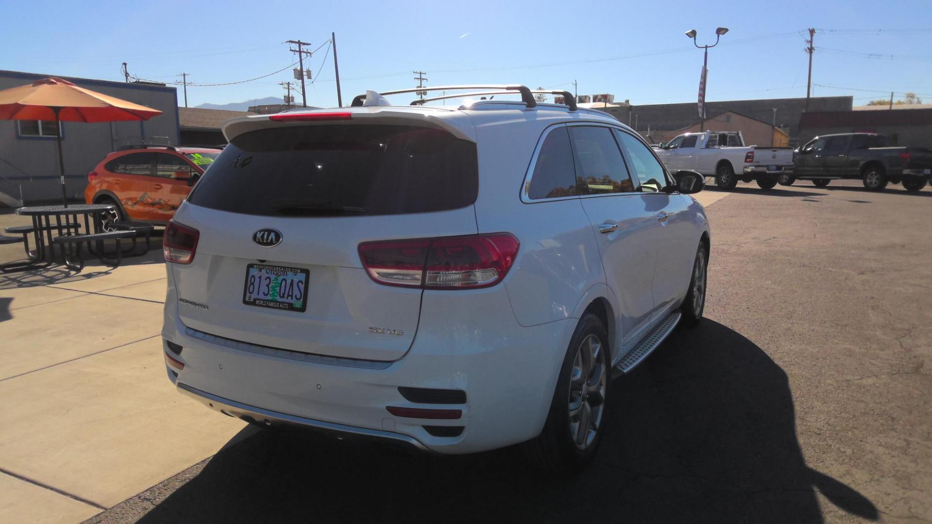 2016 WHITE Kia Sorento SX V6 2WD (5XYPK4A51GG) with an 3.3L V6 DOHC 24V engine, 6-Speed Automatic transmission, located at 502 S. Riverside Avenue, Medford, OR, 97501, (541) 773-3136, 42.322803, -122.867477 - Photo#3