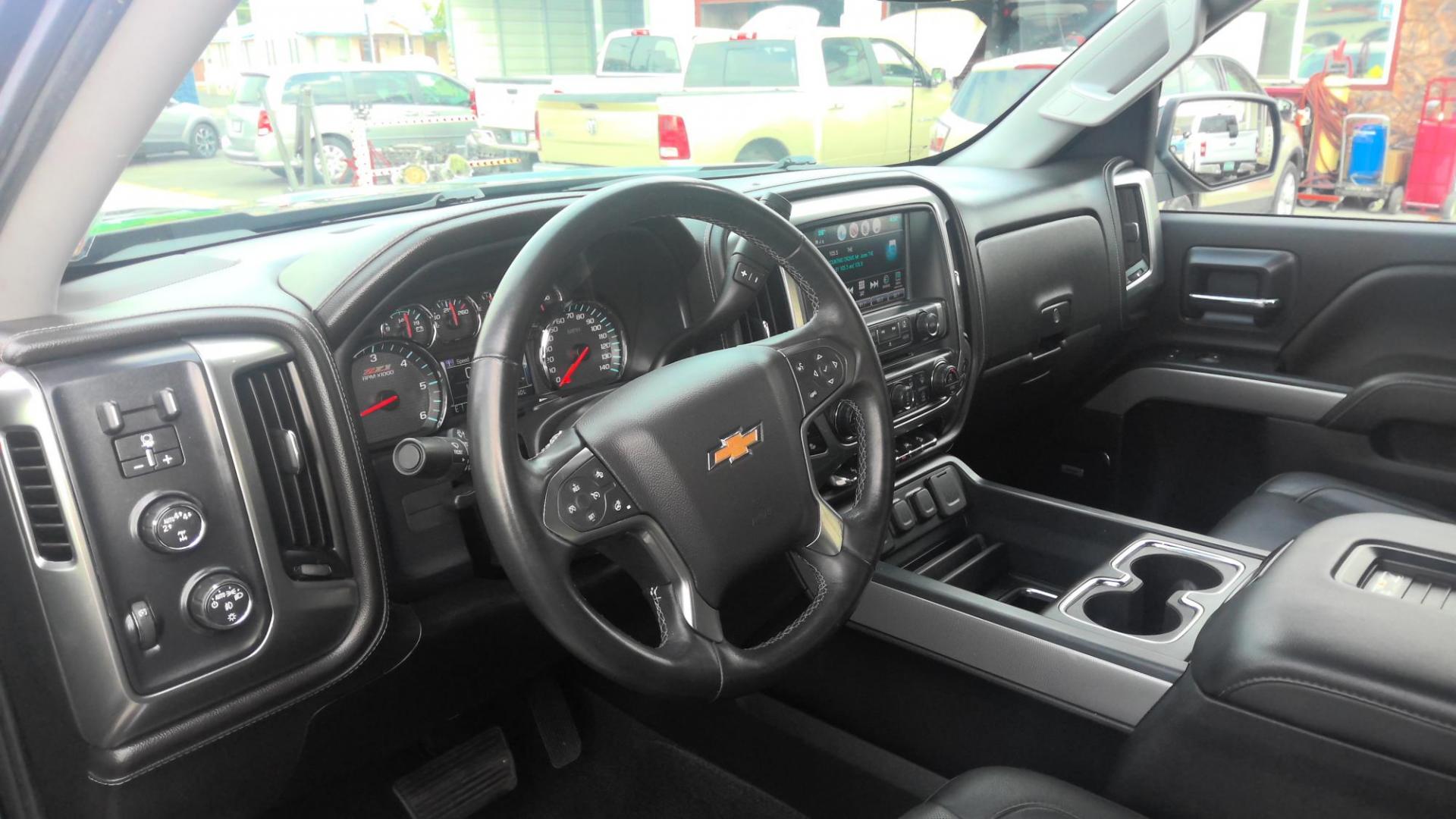 2018 BLACK Chevrolet Silverado 1500 LTZ Crew Cab 4WD (3GCUKSEJ0JG) with an 6.2L V8 OHV 16V engine, 6A transmission, located at 502 S. Riverside Avenue, Medford, OR, 97501, (541) 773-3136, 42.322803, -122.867477 - Photo#4