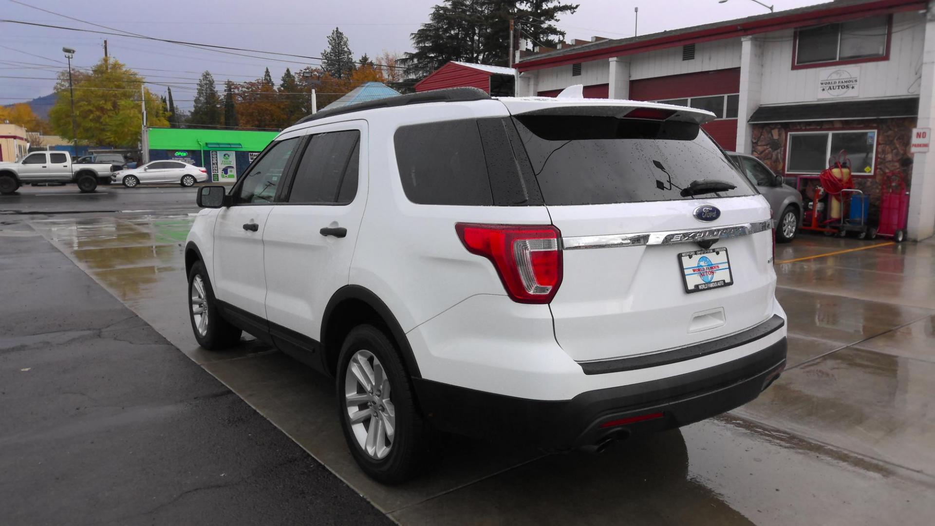 2016 WHITE Ford Explorer Base 4WD (1FM5K8BH5GG) with an 2.3L L4 DOHC 16V engine, 6A transmission, located at 502 S. Riverside Avenue, Medford, OR, 97501, (541) 773-3136, 42.322803, -122.867477 - Photo#3