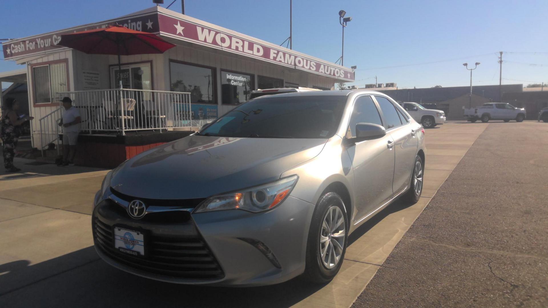 2017 SILVER Toyota Camry SE (4T1BF1FK4HU) with an 2.5L L4 DOHC 16V engine, 6A transmission, located at 502 S. Riverside Avenue, Medford, OR, 97501, (541) 773-3136, 42.322803, -122.867477 - Photo#0