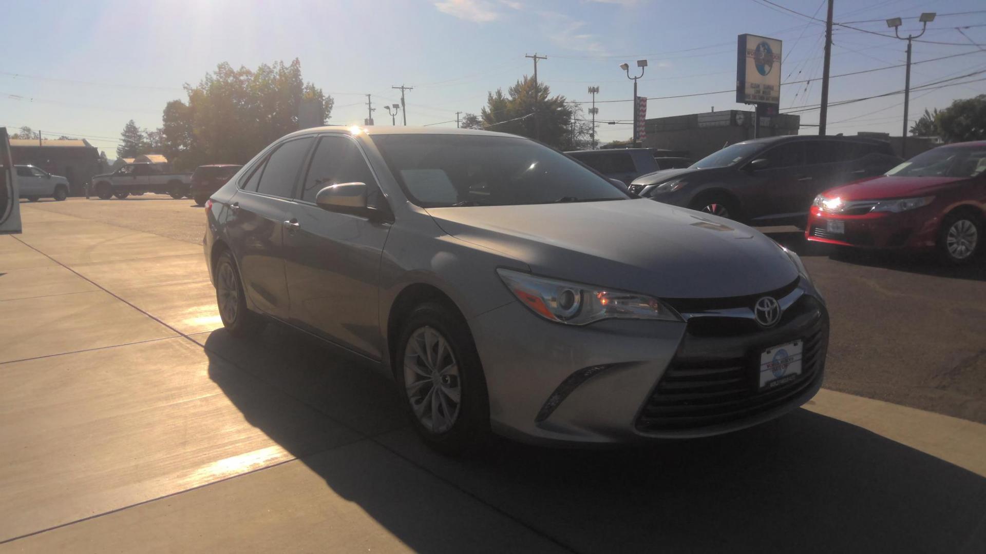 2017 SILVER Toyota Camry SE (4T1BF1FK4HU) with an 2.5L L4 DOHC 16V engine, 6A transmission, located at 502 S. Riverside Avenue, Medford, OR, 97501, (541) 773-3136, 42.322803, -122.867477 - Photo#1