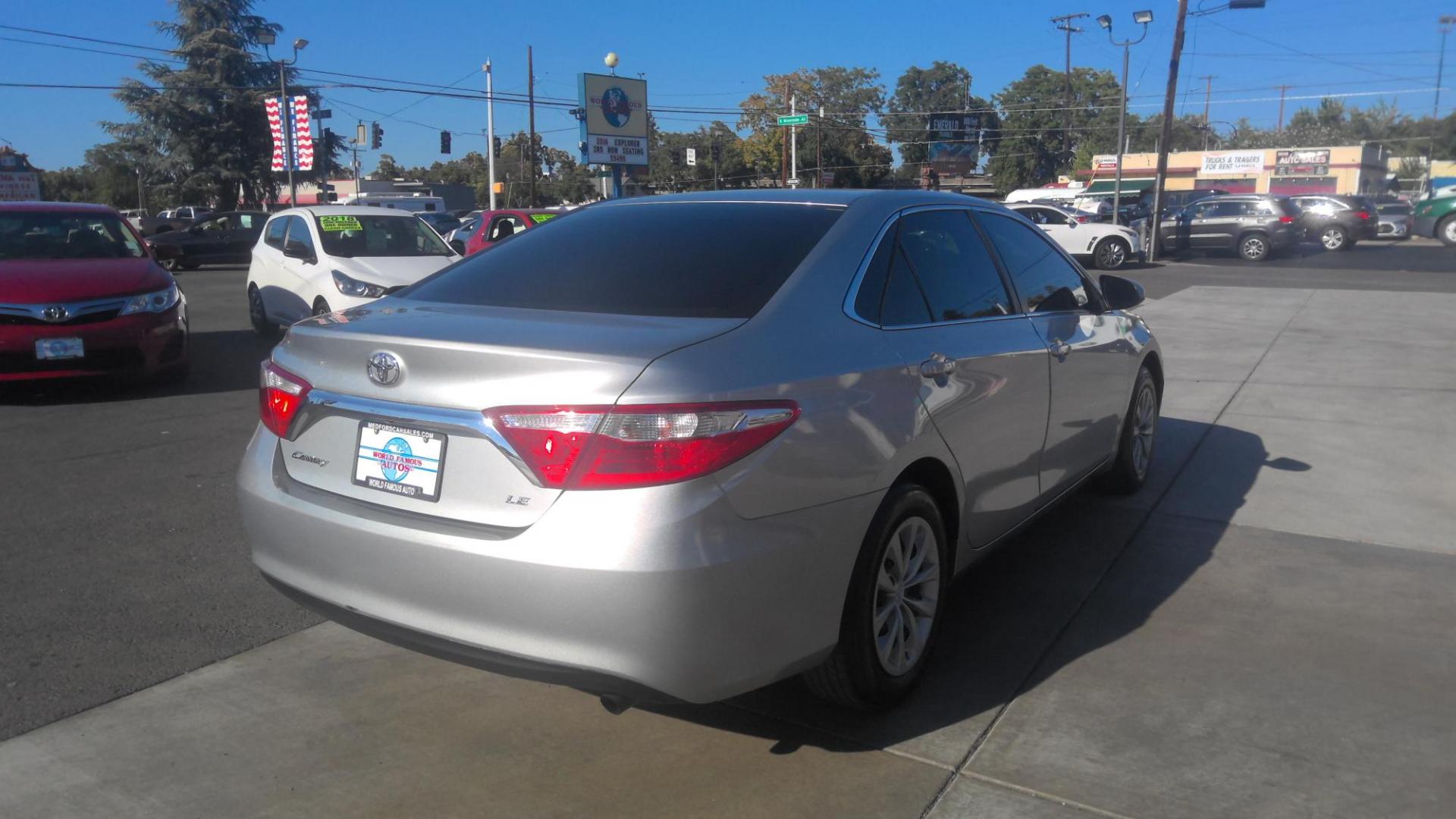 2017 SILVER Toyota Camry SE (4T1BF1FK4HU) with an 2.5L L4 DOHC 16V engine, 6A transmission, located at 502 S. Riverside Avenue, Medford, OR, 97501, (541) 773-3136, 42.322803, -122.867477 - Photo#2