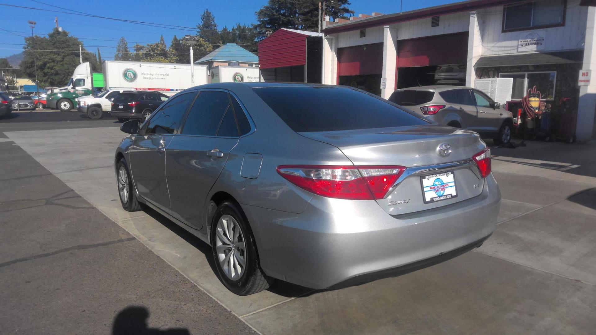 2017 SILVER Toyota Camry SE (4T1BF1FK4HU) with an 2.5L L4 DOHC 16V engine, 6A transmission, located at 502 S. Riverside Avenue, Medford, OR, 97501, (541) 773-3136, 42.322803, -122.867477 - Photo#3