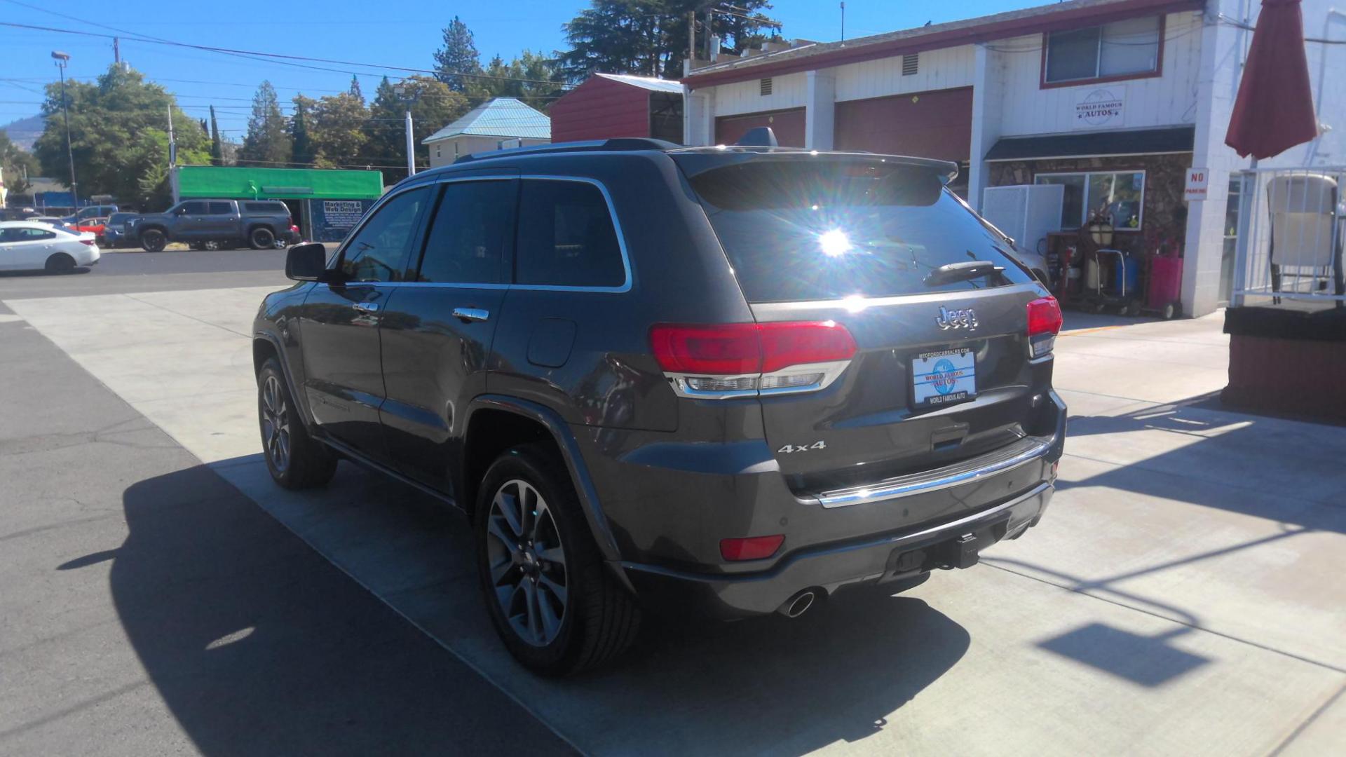 2017 GRAY Jeep Grand Cherokee Overland 4WD (1C4RJFCT1HC) with an 5.7L V8 OHV 16V engine, 8A transmission, located at 502 S. Riverside Avenue, Medford, OR, 97501, (541) 773-3136, 42.322803, -122.867477 - Photo#3