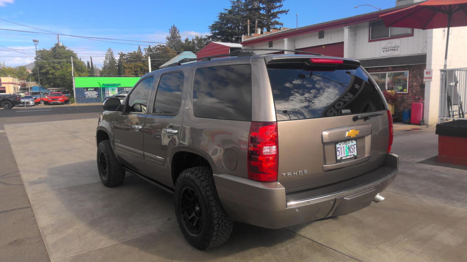 2013 BROWN Chevrolet Tahoe LTZ 4WD (1GNSKCE02DR) with an 5.3L V8 OHV 16V FFV engine, 6-Speed Automatic transmission, located at 502 S. Riverside Avenue, Medford, OR, 97501, (541) 773-3136, 42.322803, -122.867477 - Photo#4