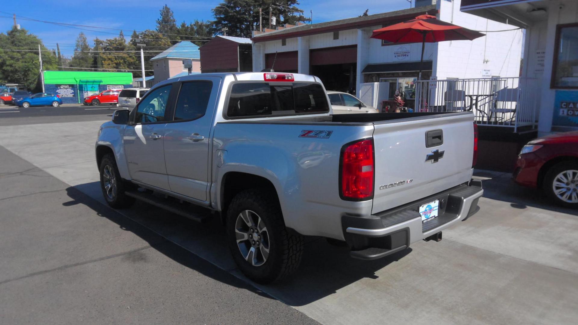 2017 SILVER Chevrolet Colorado Z71 Crew Cab 4WD Long Box (1GCGTDEN3H1) with an 3.6L V6 DOHC 24V GAS engine, 6A transmission, located at 502 S. Riverside Avenue, Medford, OR, 97501, (541) 773-3136, 42.322803, -122.867477 - Photo#2