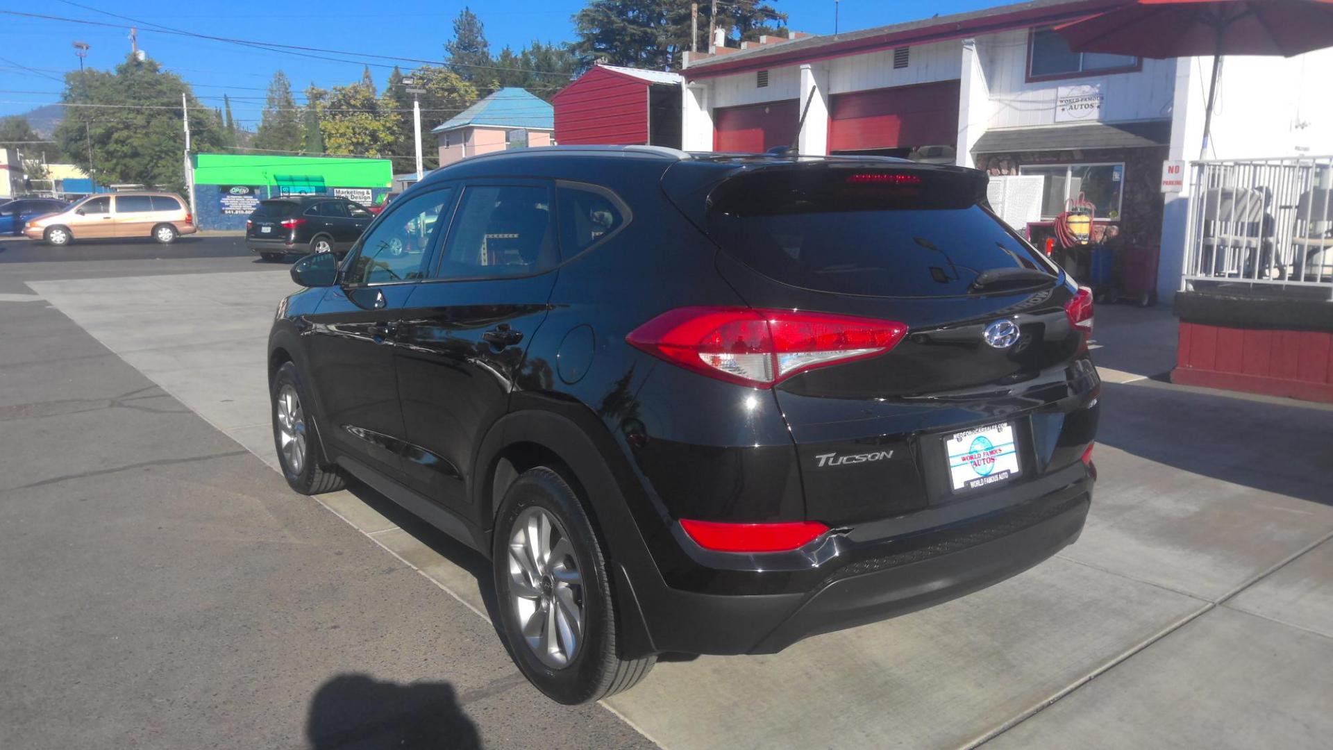 2017 BLACK Hyundai Tucson SE w/Preferred Package AWD (KM8J3CA48HU) with an 2.0L L4 DOHC 16V engine, 6A transmission, located at 502 S. Riverside Avenue, Medford, OR, 97501, (541) 773-3136, 42.322803, -122.867477 - Photo#3