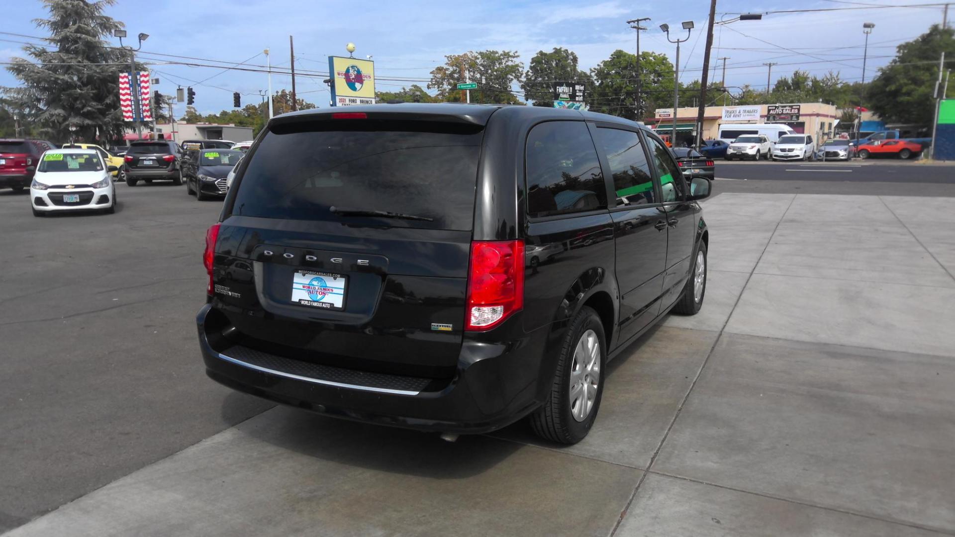 2016 BLACK Dodge Grand Caravan SE (2C4RDGBG9GR) with an 3.6L V6 DOHC 24V engine, 6A transmission, located at 502 S. Riverside Avenue, Medford, OR, 97501, (541) 773-3136, 42.322803, -122.867477 - Photo#2