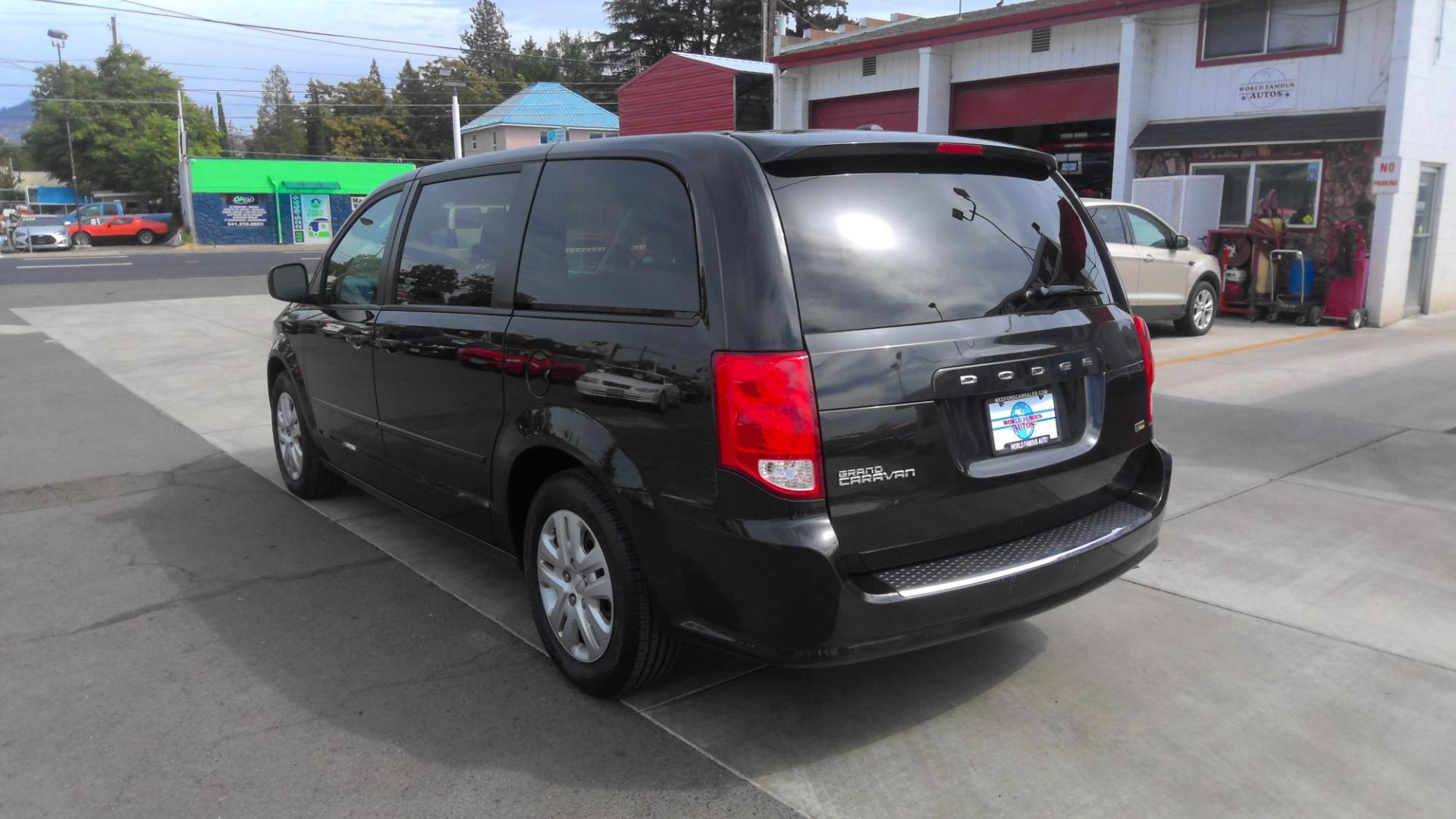 2016 BLACK Dodge Grand Caravan SE (2C4RDGBG9GR) with an 3.6L V6 DOHC 24V engine, 6A transmission, located at 502 S. Riverside Avenue, Medford, OR, 97501, (541) 773-3136, 42.322803, -122.867477 - Photo#3