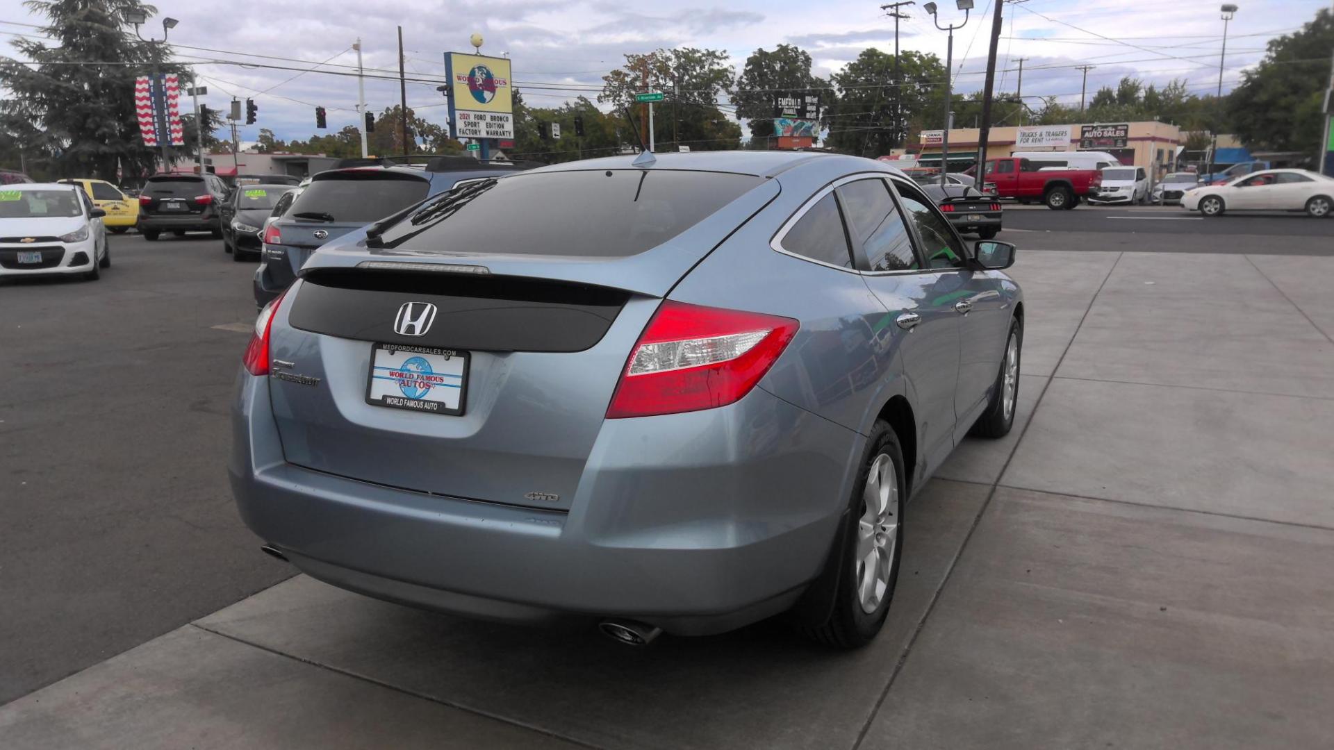 2010 SILVER Honda Accord Crosstour EX-L 4WD 5-Spd AT (5J6TF2H57AL) with an 3.5L V6 SOHC 24V engine, 5-Speed Automatic transmission, located at 502 S. Riverside Avenue, Medford, OR, 97501, (541) 773-3136, 42.322803, -122.867477 - Photo#2