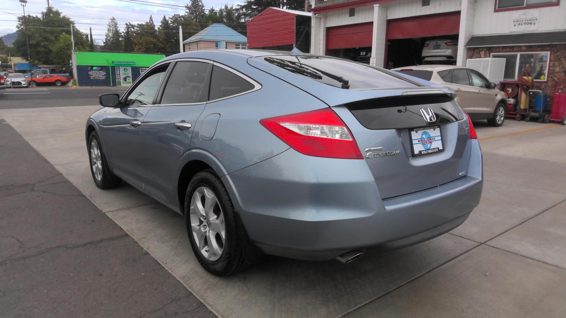 2010 SILVER Honda Accord Crosstour EX-L 4WD 5-Spd AT (5J6TF2H57AL) with an 3.5L V6 SOHC 24V engine, 5-Speed Automatic transmission, located at 502 S. Riverside Avenue, Medford, OR, 97501, (541) 773-3136, 42.322803, -122.867477 - Photo#3