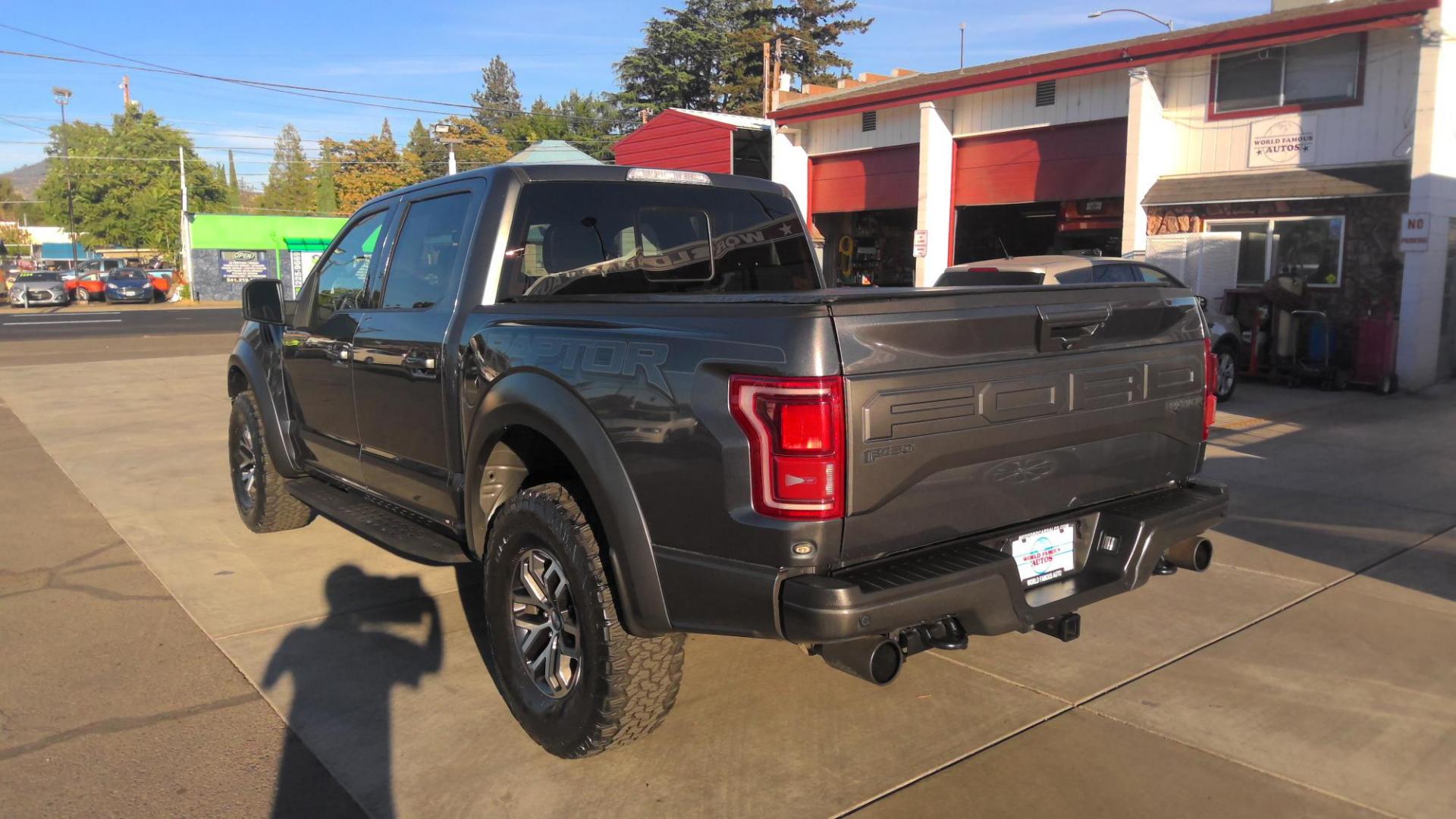 2018 GRAY Ford F-150 Raptor SuperCrew 4WD (1FTFW1RGXJF) with an 3.5 V6 engine, 6A transmission, located at 502 S. Riverside Avenue, Medford, OR, 97501, (541) 773-3136, 42.322803, -122.867477 - Photo#3