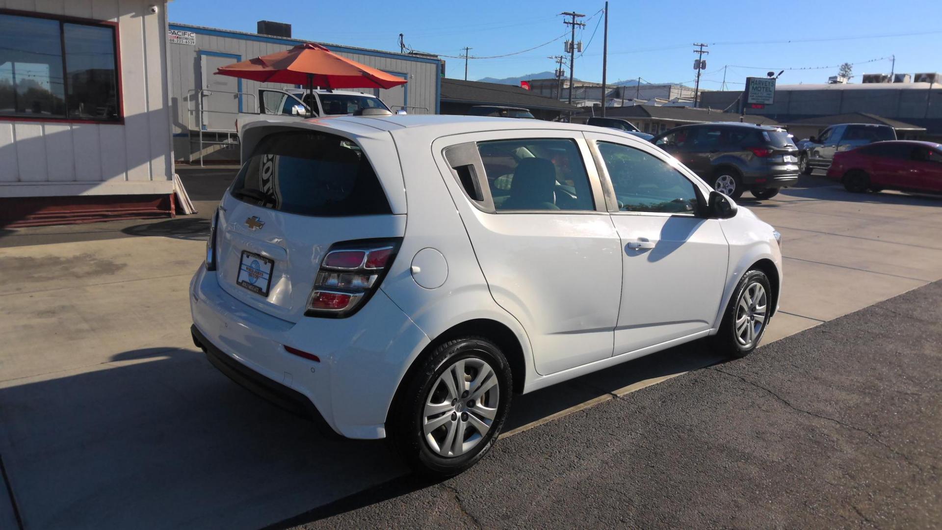 2020 WHITE Chevrolet Sonic FL Auto Hatchback (1G1JG6SB7L4) with an 1.4L L4 DOHC 24V TURBO engine, 6A transmission, located at 502 S. Riverside Avenue, Medford, OR, 97501, (541) 773-3136, 42.322803, -122.867477 - Photo#3