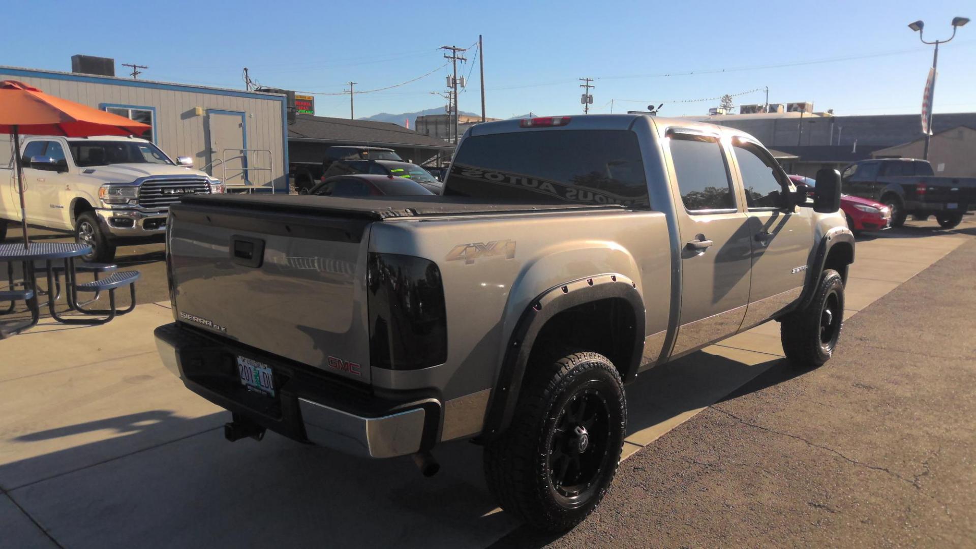 2008 GRAY GMC Sierra 1500 SL Crew Cab 4WD (2GTEK13M281) with an 5.3L V8 OHV 16V engine, 4-Speed Automatic Overdrive transmission, located at 502 S. Riverside Avenue, Medford, OR, 97501, (541) 773-3136, 42.322803, -122.867477 - Photo#2