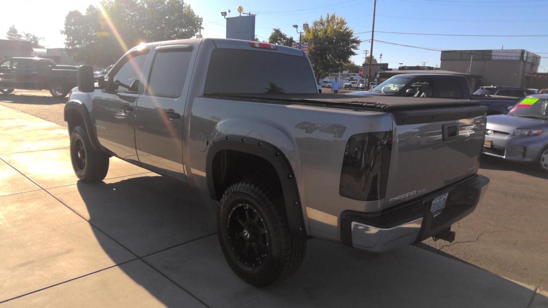 2008 GRAY GMC Sierra 1500 SL Crew Cab 4WD (2GTEK13M281) with an 5.3L V8 OHV 16V engine, 4-Speed Automatic Overdrive transmission, located at 502 S. Riverside Avenue, Medford, OR, 97501, (541) 773-3136, 42.322803, -122.867477 - Photo#3