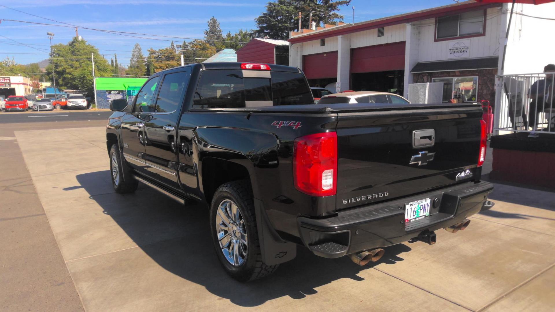 2017 BLACK Chevrolet Silverado 1500 High Country Crew Cab Short Box 4WD (3GCUKTEC4HG) with an 5.3L V8 OHV 16V engine, 6A transmission, located at 502 S. Riverside Avenue, Medford, OR, 97501, (541) 773-3136, 42.322803, -122.867477 - Photo#3