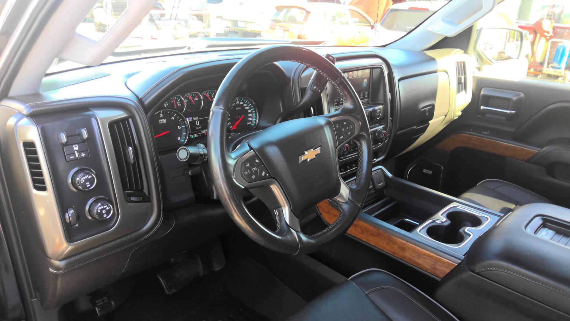 2017 BLACK Chevrolet Silverado 1500 High Country Crew Cab Short Box 4WD (3GCUKTEC4HG) with an 5.3L V8 OHV 16V engine, 6A transmission, located at 502 S. Riverside Avenue, Medford, OR, 97501, (541) 773-3136, 42.322803, -122.867477 - Photo#4