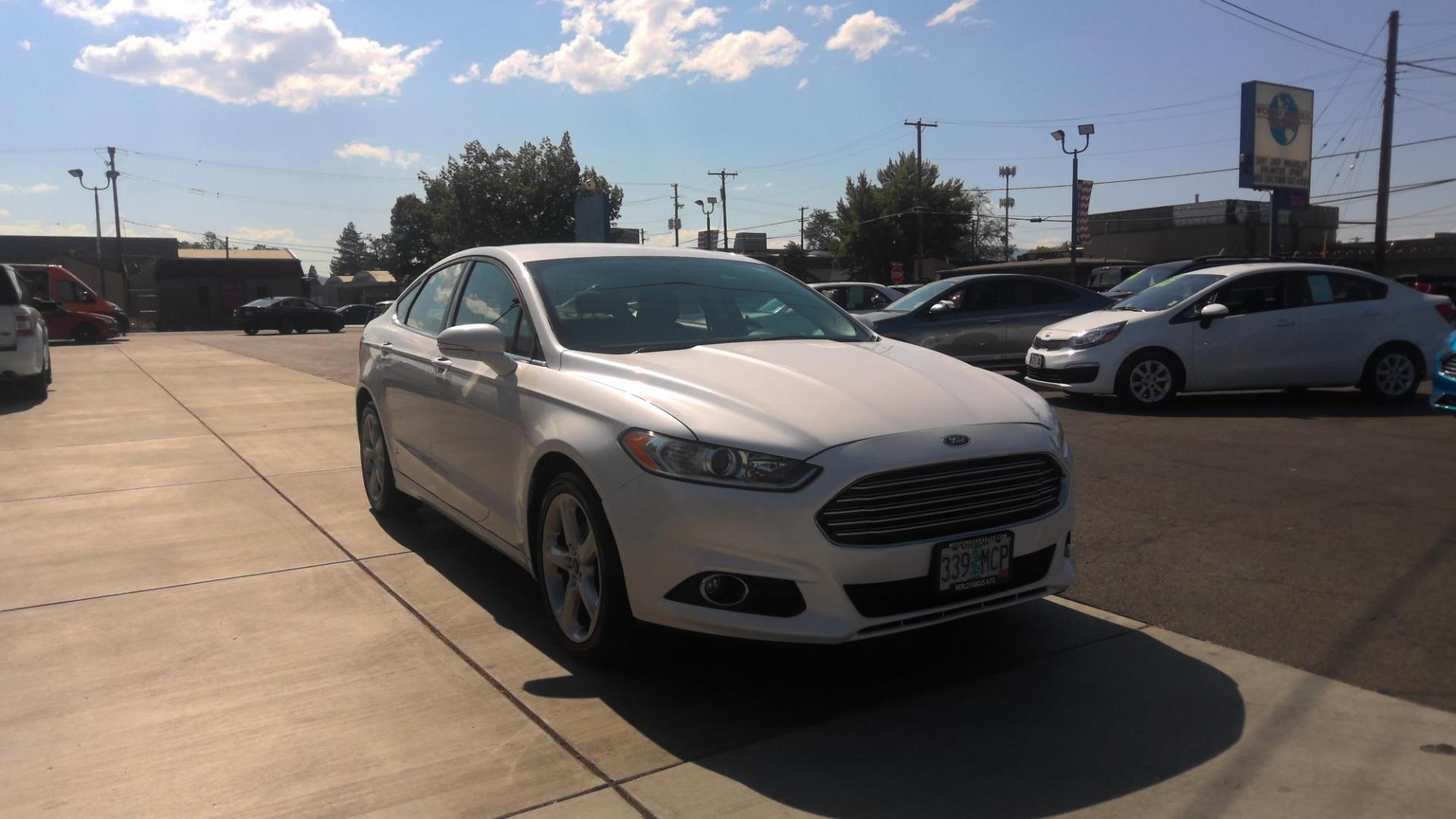 2016 WHITE Ford Fusion SE AWD (3FA6P0T94GR) with an 2.0L L4 DOHC 16V engine, 6A transmission, located at 502 S. Riverside Avenue, Medford, OR, 97501, (541) 773-3136, 42.322803, -122.867477 - Photo#1