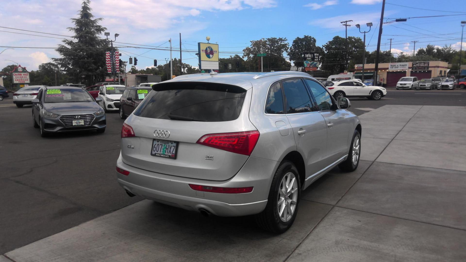 2010 SILVER Audi Q5 3.2 quattro Premium (WA1CKAFP1AA) with an 3.2L V6 DOHC 24V engine, 6-Speed Automatic transmission, located at 502 S. Riverside Avenue, Medford, OR, 97501, (541) 773-3136, 42.322803, -122.867477 - Photo#2