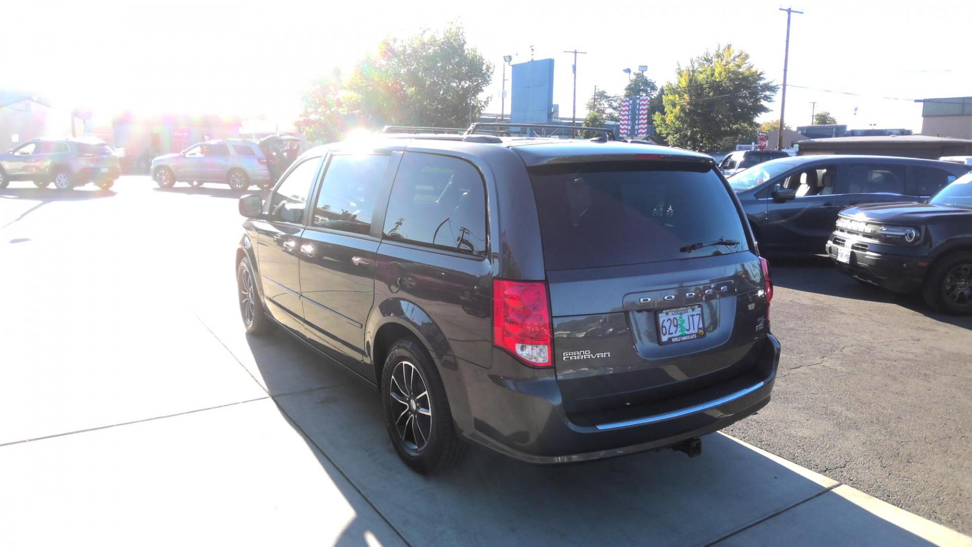 2016 GRAY Dodge Grand Caravan R/T (2C4RDGEG9GR) with an 3.6L V6 DOHC 24V engine, 6A transmission, located at 502 S. Riverside Avenue, Medford, OR, 97501, (541) 773-3136, 42.322803, -122.867477 - Photo#1