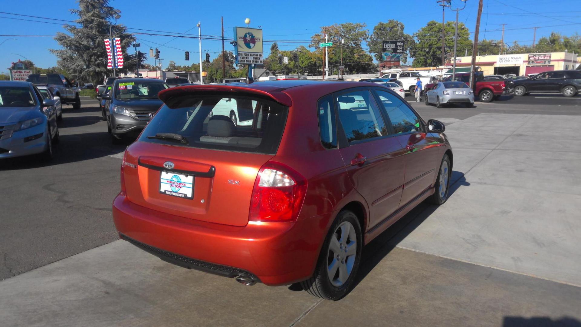 2007 ORANGE Kia Spectra5 Base (KNAFE161775) with an 2.0L L4 DOHC 16V engine, located at 502 S. Riverside Avenue, Medford, OR, 97501, (541) 773-3136, 42.322803, -122.867477 - Photo#2