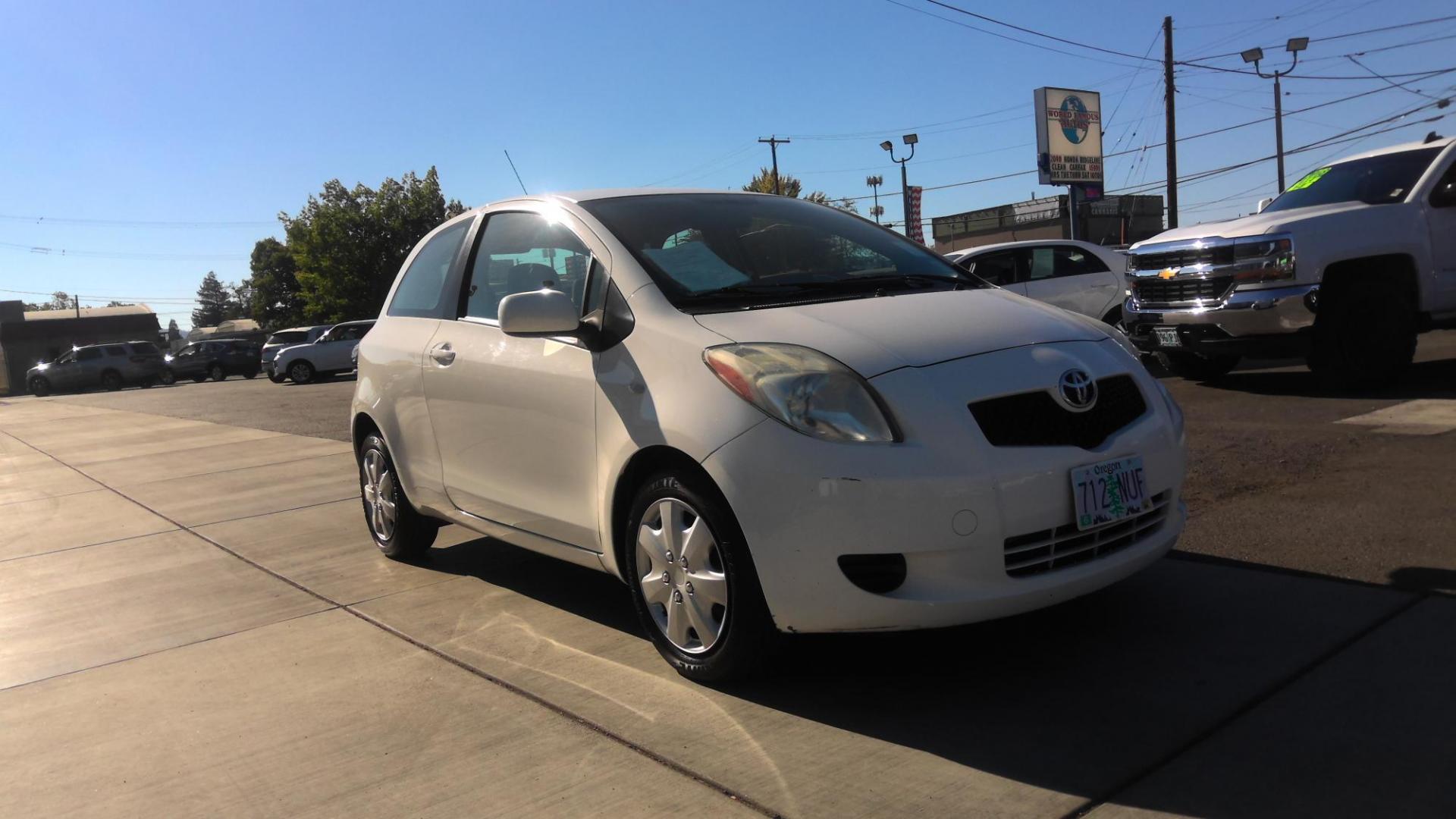 2008 WHITE Toyota Yaris Liftback (JTDJT923685) with an 1.5L L4 DOHC 16V engine, located at 502 S. Riverside Avenue, Medford, OR, 97501, (541) 773-3136, 42.322803, -122.867477 - Photo#1