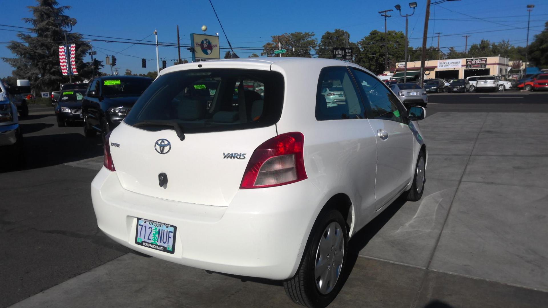 2008 WHITE Toyota Yaris Liftback (JTDJT923685) with an 1.5L L4 DOHC 16V engine, located at 502 S. Riverside Avenue, Medford, OR, 97501, (541) 773-3136, 42.322803, -122.867477 - Photo#2