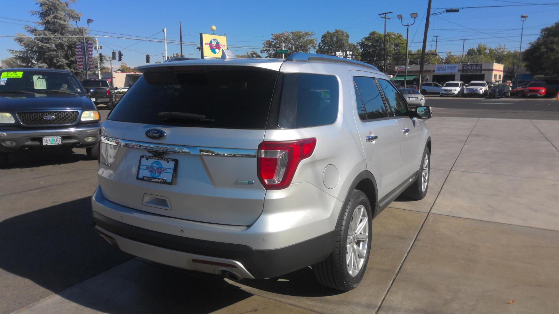 2016 SILVER Ford Explorer Limited 4WD (1FM5K8F88GG) with an 3.5L V6 DOHC 24V engine, 6-Speed Automatic transmission, located at 502 S. Riverside Avenue, Medford, OR, 97501, (541) 773-3136, 42.322803, -122.867477 - Photo#2